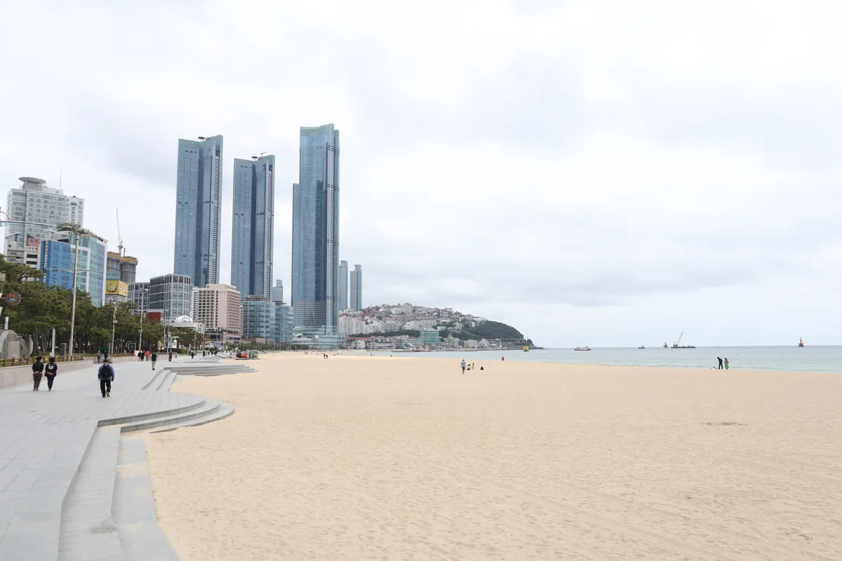 Pláž Haeundae, kde Blue Line Park začíná, Pusan