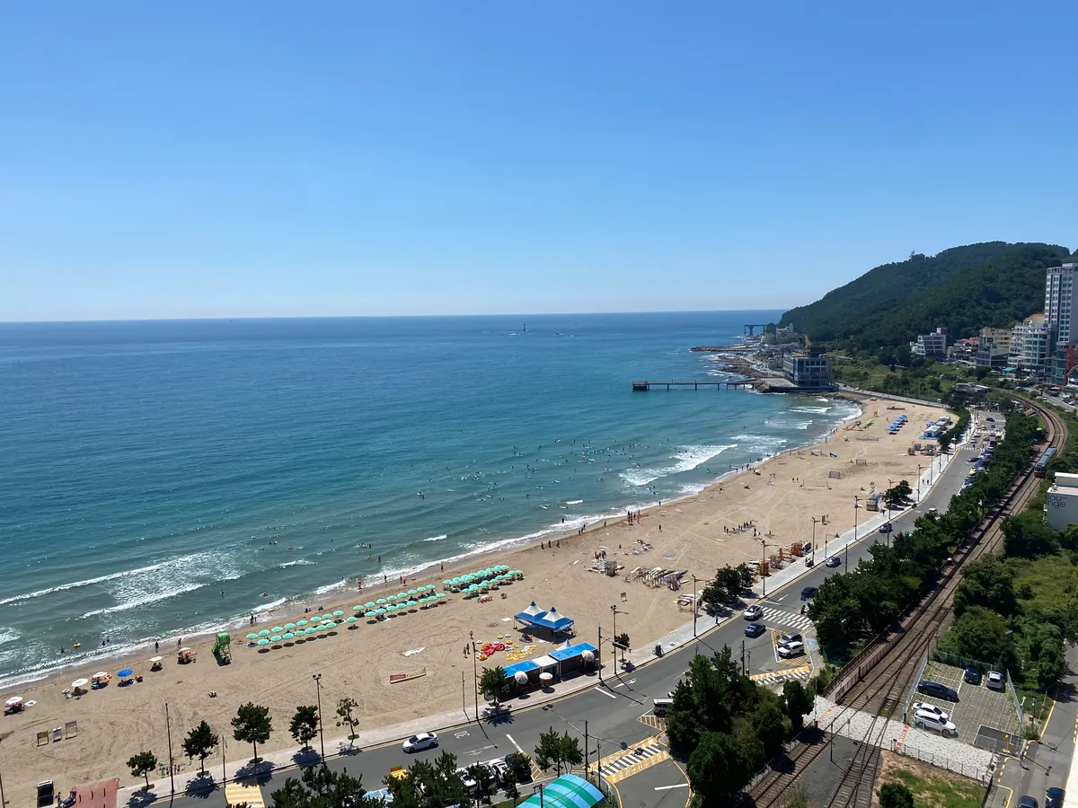 Pláž Songdžong, klidnější konečná stanice Beach Trainu, Pusan